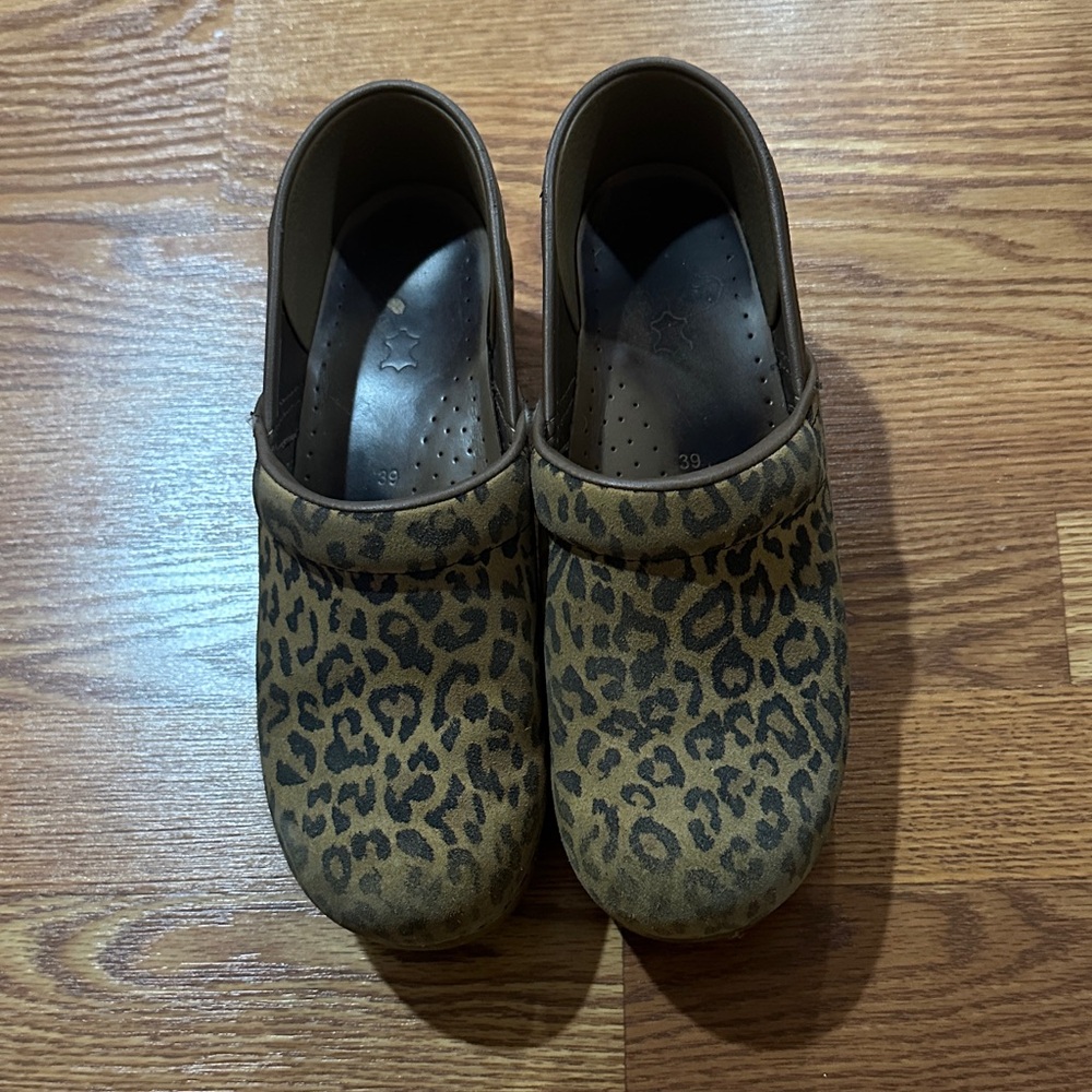 DANSKO women’s leopard clogs
